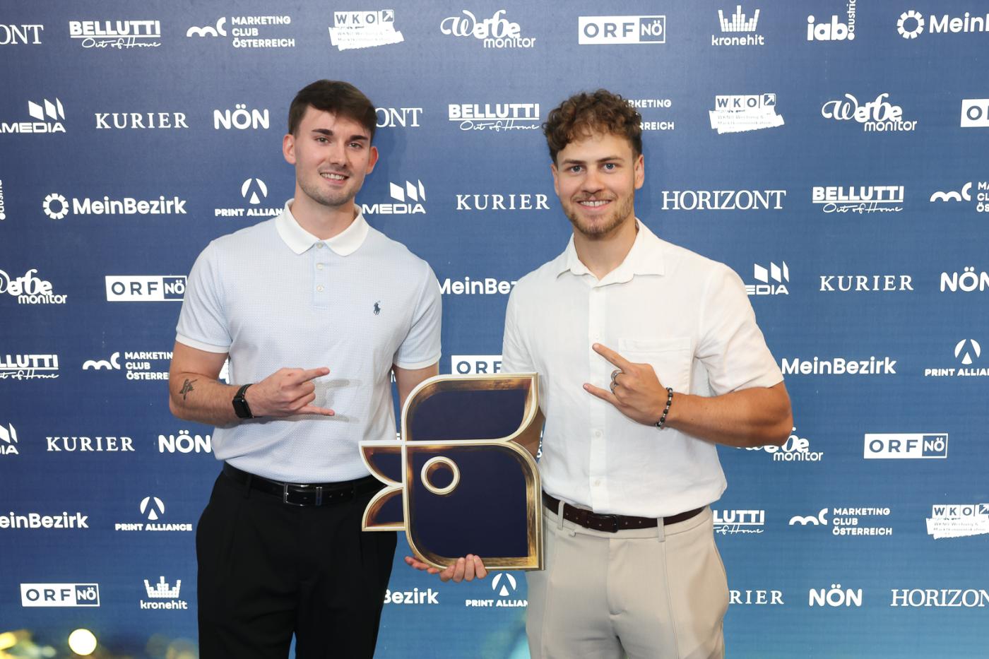 Das Team von KK Design Studio mit dem Goldenen Hahn 2026 an der Pressewand